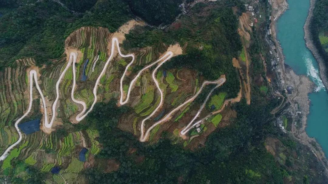 美麗公路丨“車在江邊走，人在畫中游”的怒江大峽谷公路