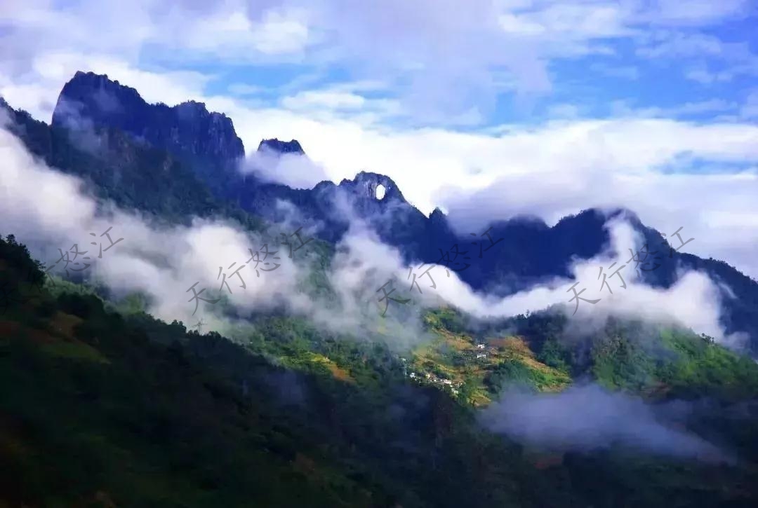 “怒江美麗公路”領(lǐng)略絕美風(fēng)景 “車(chē)在路上走，人在畫(huà)里行”